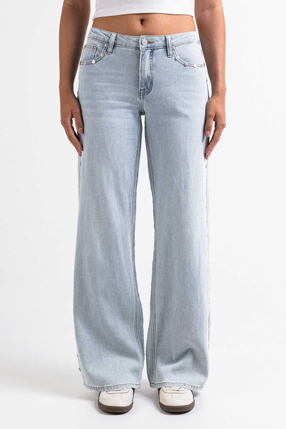 Mikka 03Mid Vide Jeans - Bleach Blue Rivets