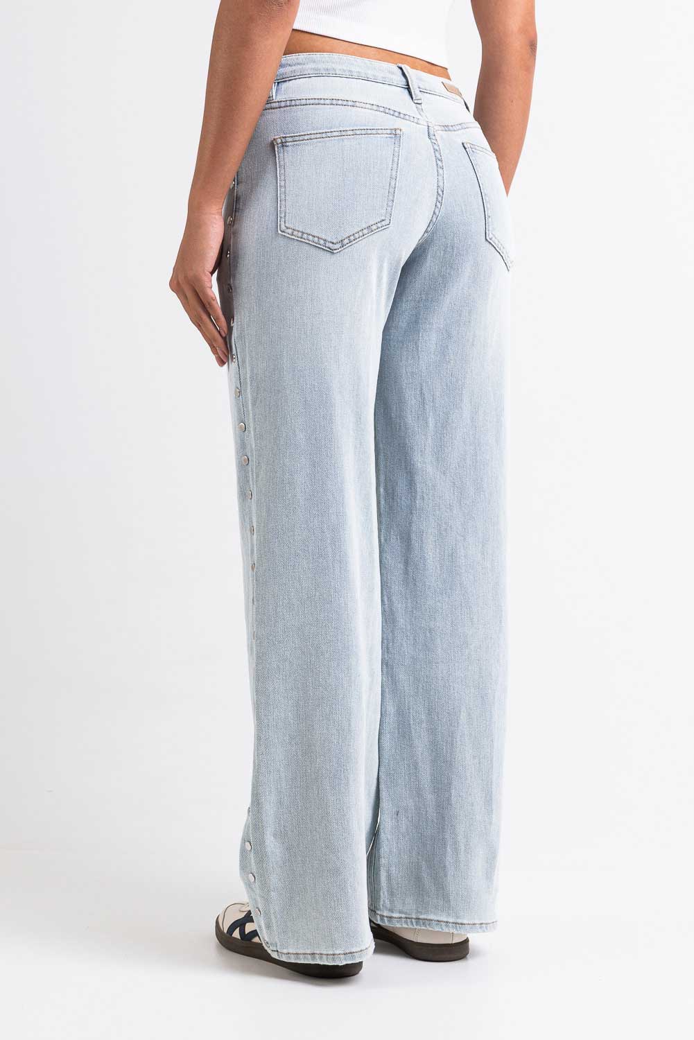 Mikka 03Mid Vide Jeans - Bleach Blue Rivets - Image 2